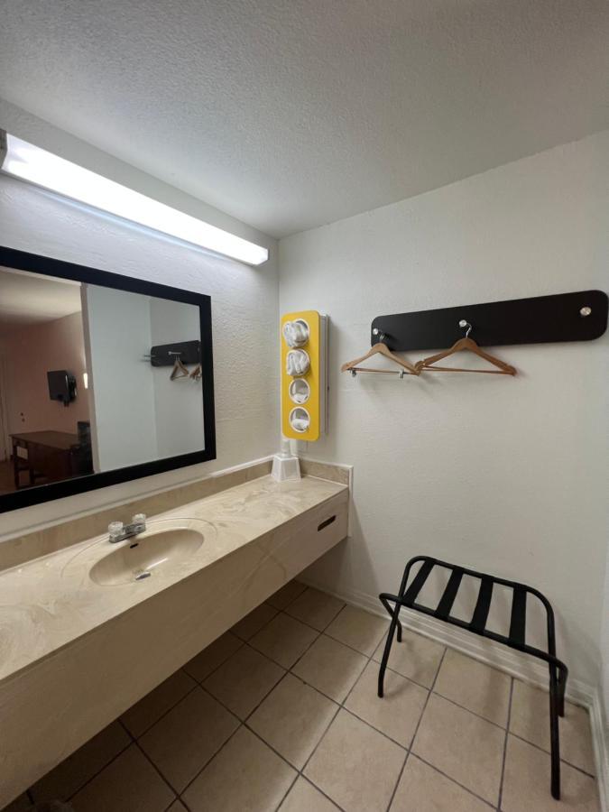 Motel 6 Lake Charles, La Bagian luar foto